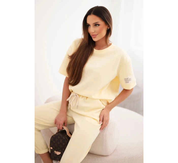 Dámský komplet z viskózy model 21949308 s krátkým rukávem a kalhotami žlutý - K-Fashion