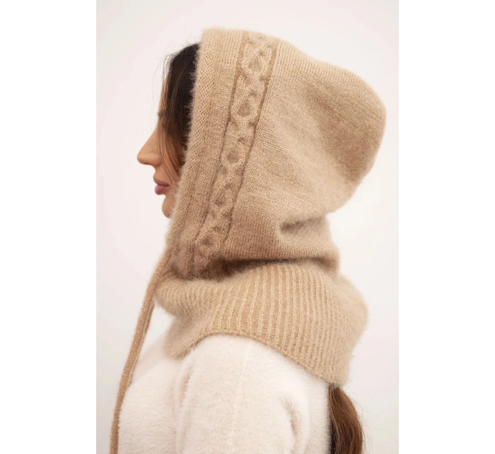 Dámská čepice s kapucí, zavazováním a copánkovým vzorem camelová Dámská čepice s kapucí, zavazováním a copánkovým vzorem camelová