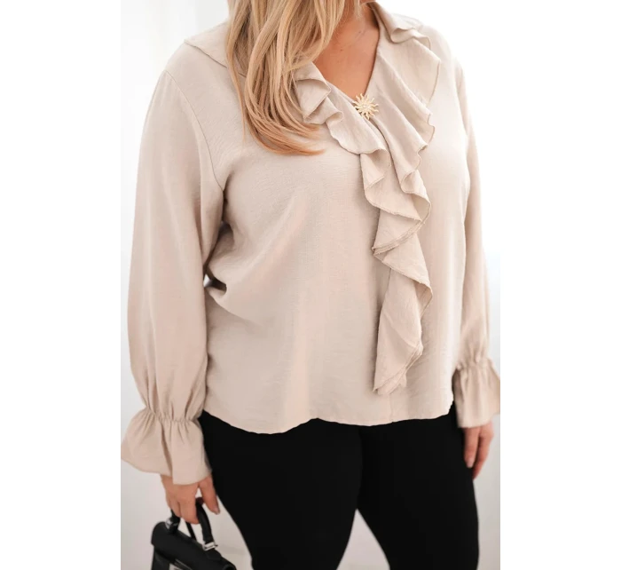Dámská viskózová blůza Plus Size s volánem a ozdobnou broží béžová Dámská viskózová blůza Plus Size s volánem a ozdobnou broží béžová