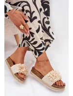 Dámské sandály na platformě s ozdobnými květinami béžové model 21704438 - Boto Dámské sandály na platformě s ozdobnými květinami béžové model 21704438 - Boto