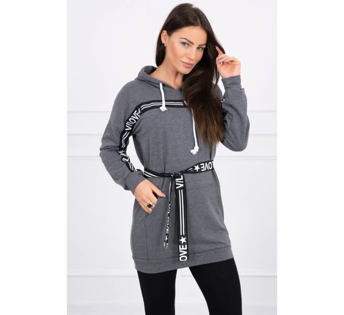 Šaty zdobené páskou grafitové barvy