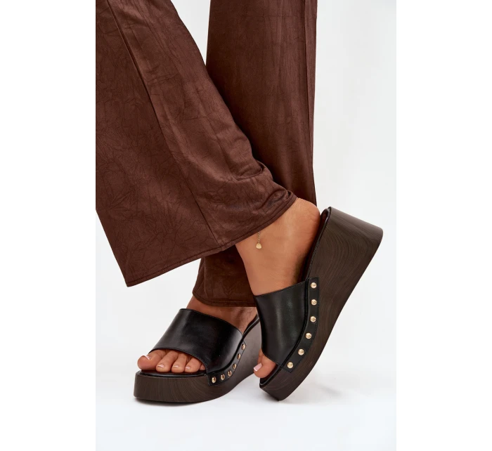 Dámské nazouváky na platformě se zlatými Černé model 21918859 - Boto