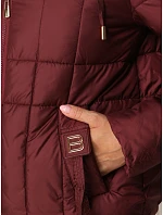 Kurtka damska pikowana z kapturem bordowa model 22341085 - FashionStreet Kurtka damska pikowana z kapturem bordowa model 22341085 - FashionStreet