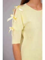 Dámský svetr s krátkým rukávem a ozdobnými mašličkami žlutý