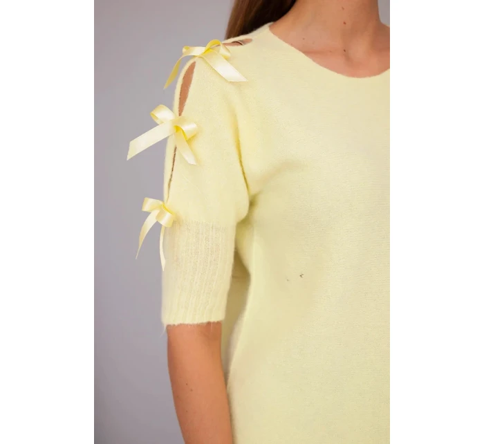 Dámský svetr s krátkým rukávem a ozdobnými mašličkami žlutý