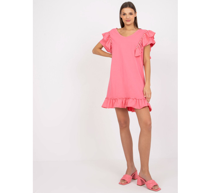 Růžové letní šaty s volánem a aplikací