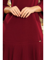 Pohodlné dámské plisované šaty v bordó barvě model 7606643 - numoco