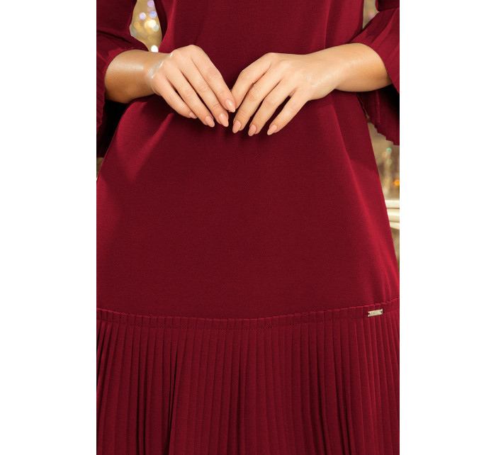 Pohodlné dámské plisované šaty v bordó barvě model 7606643 - numoco