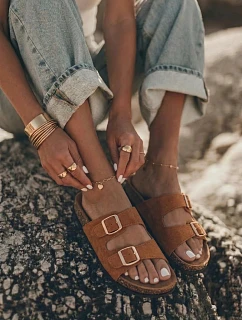 Dámské pantofle s přezkami Camel Brigid