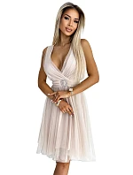 Béžové dámské šaty s výstřihem a ozdobnou přezkou model 22070275 - numoco basic Béžové dámské šaty s výstřihem a ozdobnou přezkou model 22070275 - numoco basic