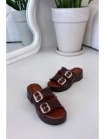 Dámské pantofle na platformě se zlatými sponami čokoládové model 21919104 - Boto