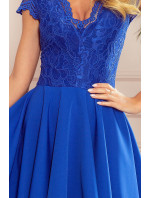 Dámské šaty v chrpové barvě s delším zadním dílem a krajkovým výstřihem model 8213784 - numoco