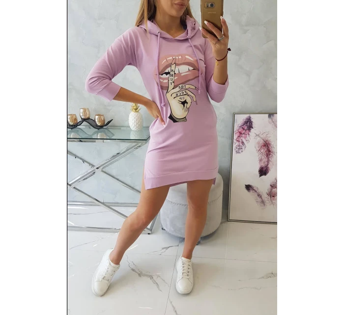 Šaty s delšími zády a barevným potiskem fialové barvy