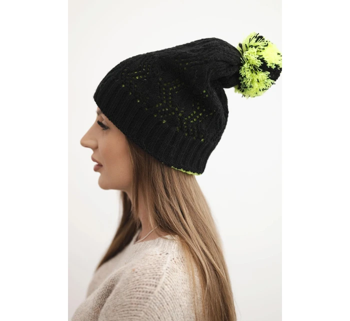 Dámská zimní čepice s vlnou v ozdobném pletení s bambulí K467 černá Dámská zimní čepice s vlnou v ozdobném pletení s bambulí K467 černá