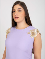 Světle fialové elegantní šaty plus size s krajkou