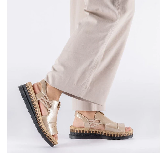 Dámské zlaté sandály na klínku model 22097425 - Rieker Dámské zlaté sandály na klínku model 22097425 - Rieker