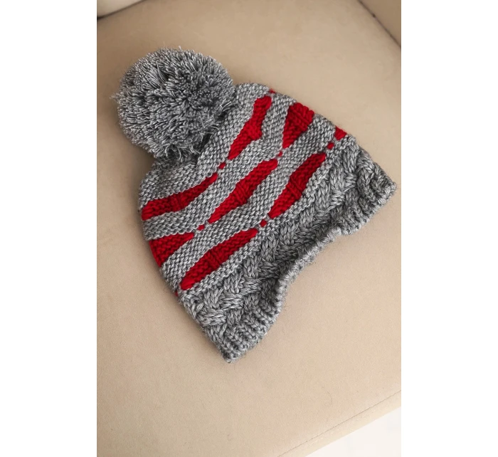 Dámská zimní pletená čepice s bambulí a copánkovým vzorem K466 šedá Dámská zimní pletená čepice s bambulí a copánkovým vzorem K466 šedá