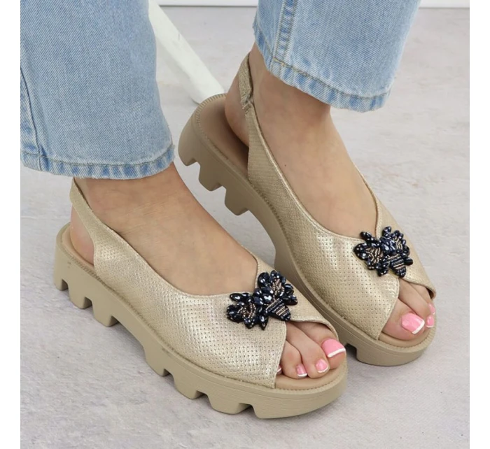 Dámské sandály na platformě perforované zlaté model 21904697 - Potocki Dámské sandály na platformě perforované zlaté model 21904697 - Potocki