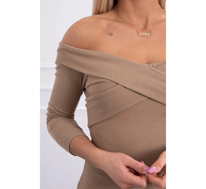 Přiléhavé šaty s výstřihem do V camel Přiléhavé šaty s výstřihem do V camel