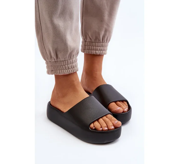 Dámské pantofle se silnou podrážkou černé Oreithano Dámské pantofle se silnou podrážkou černé Oreithano