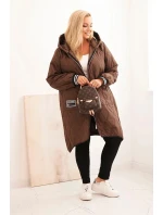 Dámská bunda Plus Size prošívaná s kapucí a model 21297092 manžetami čokoládová - K-Fashion
