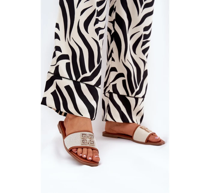 Elegantní Dámské Pantofle S Dekorací Na Plochém Podpatku Camel model 21685553 - Boto Elegantní Dámské Pantofle S Dekorací Na Plochém Podpatku Camel model 21685553 - Boto