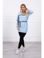 Šaty zdobené modrou stuhou Šaty zdobené modrou stuhou