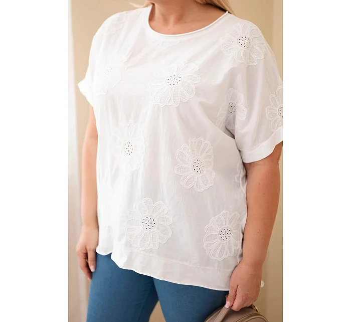 Dámská bavlněná halenka Plus Size s model 22092378 květinami bílá - K-Fashion