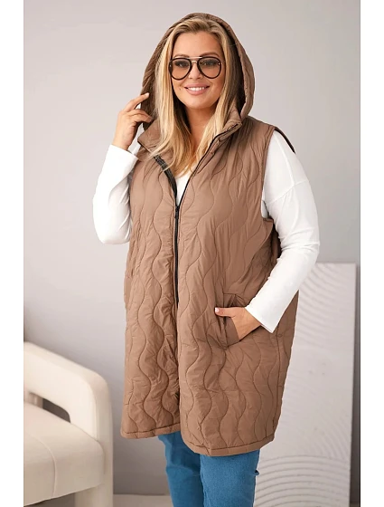 Dámská prošívaná vesta Plus Size s kapucí camelová