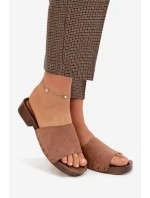 Ženské pantofle na plochém podpatku se zlatými přezkami Hnědé Girella Ženské pantofle na plochém podpatku se zlatými přezkami Hnědé Girella