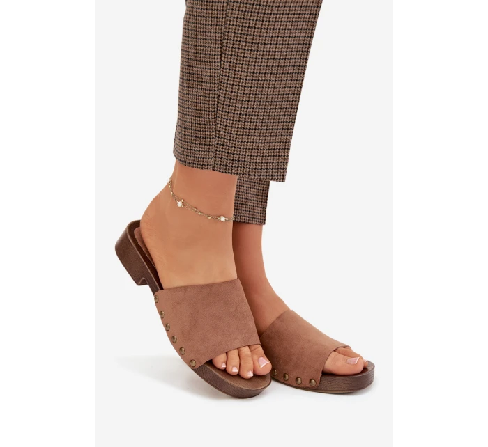 Ženské pantofle na plochém podpatku se zlatými přezkami Hnědé Girella Ženské pantofle na plochém podpatku se zlatými přezkami Hnědé Girella