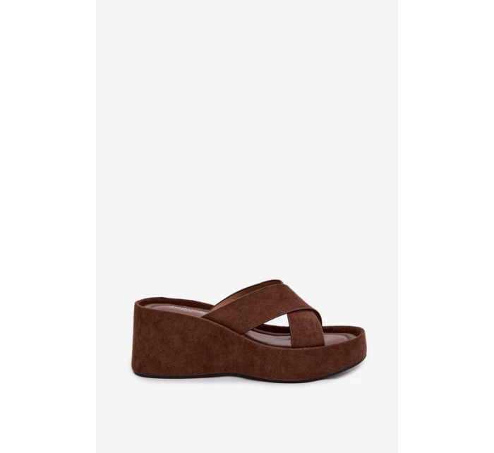 Dámské pantofle na platformě z eko semiše čokoládové model 21919328 - Boto