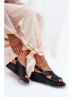 Dámské lakované sandály na klínku z eko kůže - černé Quilara Dámské lakované sandály na klínku z eko kůže - černé Quilara