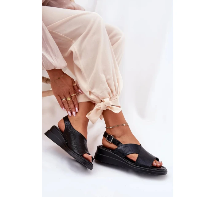 Dámské lakované sandály na klínku z eko kůže - černé Quilara Dámské lakované sandály na klínku z eko kůže - černé Quilara