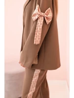 Dámská souprava s viskózou – sako s klopami a kalhoty s model 21232423 camelový - K-Fashion Dámská souprava s viskózou – sako s klopami a kalhoty s model 21232423 camelový - K-Fashion