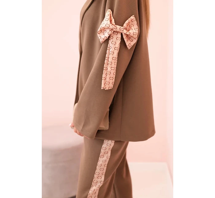 Dámská souprava s viskózou – sako s klopami a kalhoty s model 21232423 camelový - K-Fashion Dámská souprava s viskózou – sako s klopami a kalhoty s model 21232423 camelový - K-Fashion