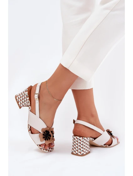 Kožené dámské sandály na podpatku s květinami model 21702877 bílé - Laura Messi Kožené dámské sandály na podpatku s květinami model 21702877 bílé - Laura Messi