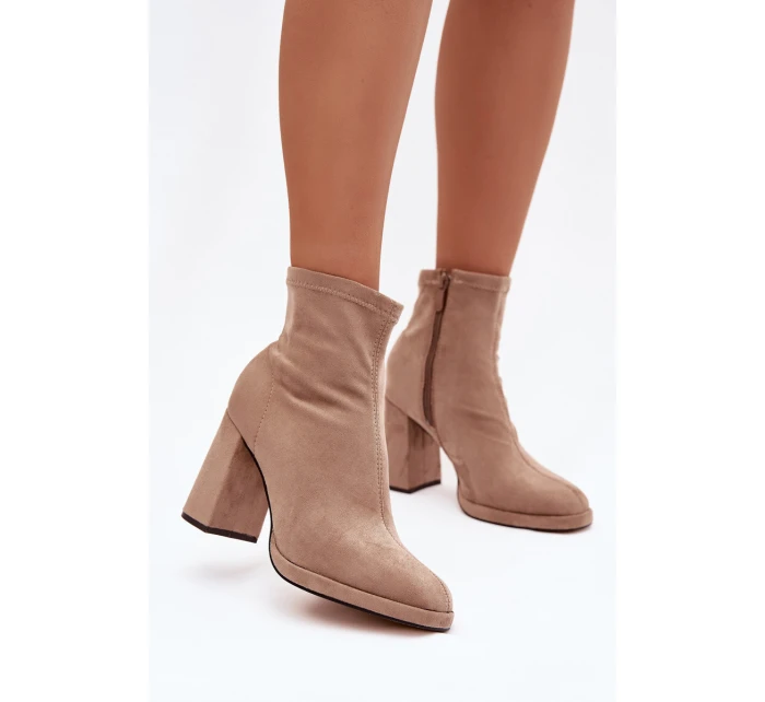 Dámské kotníkové boty z eko semiše na podpatku béžové Karvella Dámské kotníkové boty z eko semiše na podpatku béžové Karvella