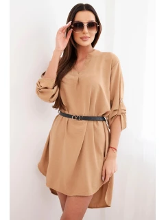 Šaty s delšími zády a páskem světle camelová