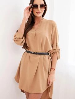 Šaty s delšími zády a páskem světle camelová