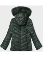 Tmavě zelená krátká zimní bunda s kapucí model 21246222 - J.STYLE Tmavě zelená krátká zimní bunda s kapucí model 21246222 - J.STYLE