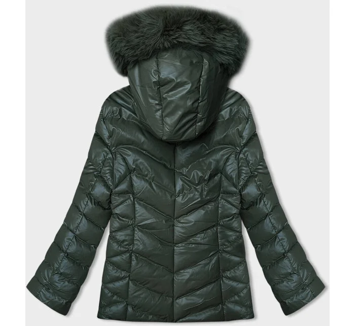 Tmavě zelená krátká zimní bunda s kapucí model 21246222 - J.STYLE Tmavě zelená krátká zimní bunda s kapucí model 21246222 - J.STYLE