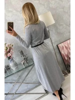 Šaty s ozdobným páskem a nápisem šedé barvy