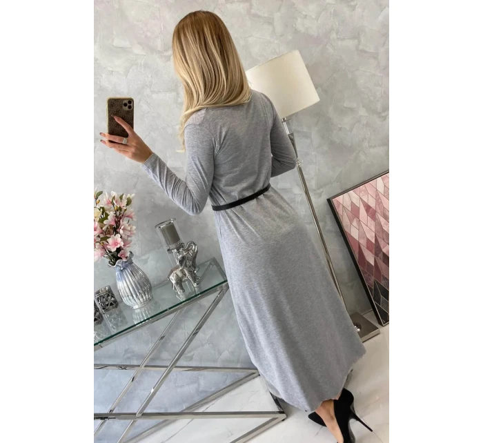 Šaty s ozdobným páskem a nápisem šedé barvy