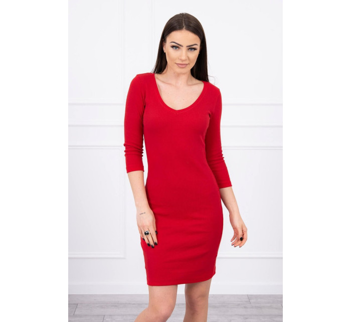 Přiléhavé šaty s červeným výstřihem