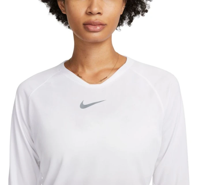 Dámské tričko Nike Dri-FIT Park First Layer T-shirt white AV2610 100 Dámské tričko Nike Dri-FIT Park First Layer T-shirt white AV2610 100