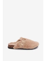 Kožešinové dámské pantofle na platformě s páskem a přezkou béžové model 21709376 - Boto