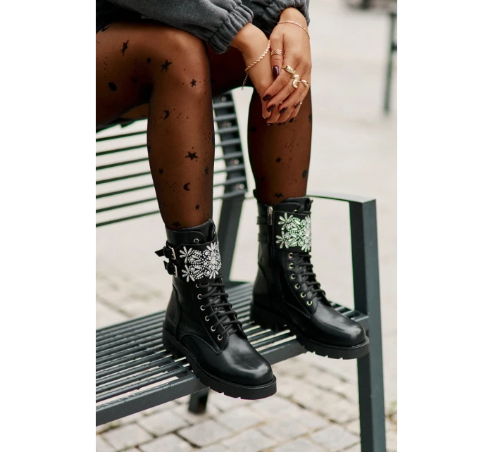 Zateplené pracovní boty s ozdobným pásem a přezkami černé model 21675949 - Boto Zateplené pracovní boty s ozdobným pásem a přezkami černé model 21675949 - Boto