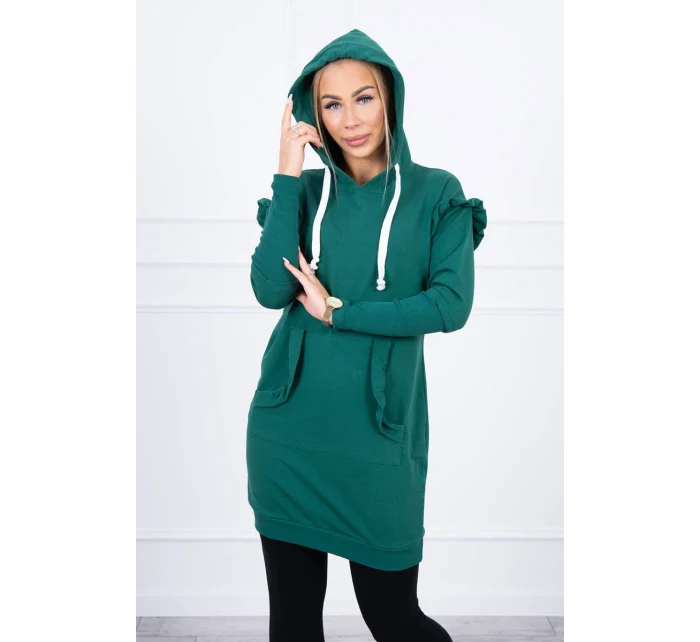 Šaty s ozdobnými volánky a kapucí zelené barvy