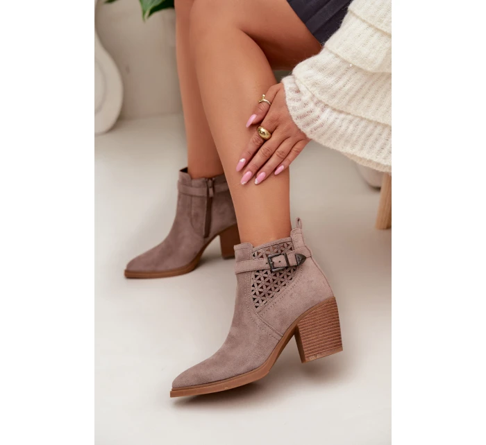 Dámské perforované kotníkové boty na podpatku s vzorem a zlatým sponou tmavě béžové model 22009815 - Boto